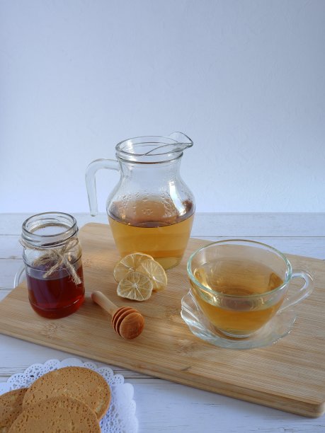 一杯新鲜的白茶，加些饼干、蜂蜜和一片干柠檬。图片下载