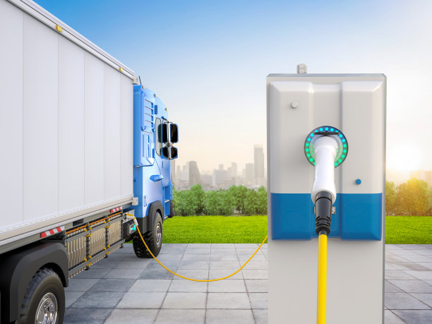 电动物流拖车或电动货车在充电站图片下载
