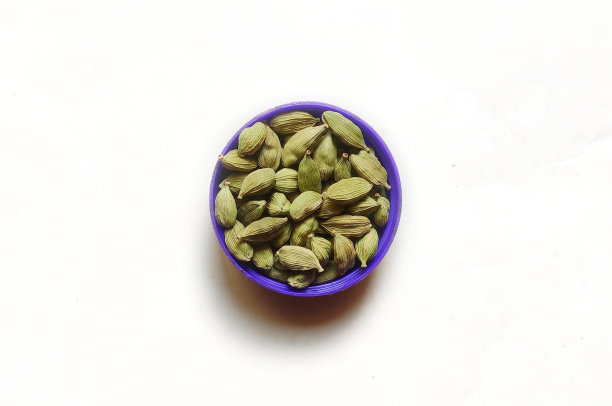 豆蔻是一种香料，由几种豆蔻属植物的种子制成。它原产于印度次大陆和印度尼西亚。它被用作食品和饮料中的调味料和香料。图片下载