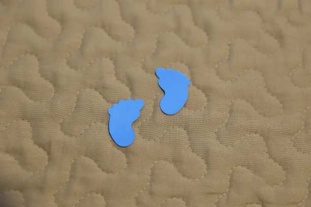 儿童或婴儿的脚绘制格式-脚符号在蓝色图片下载