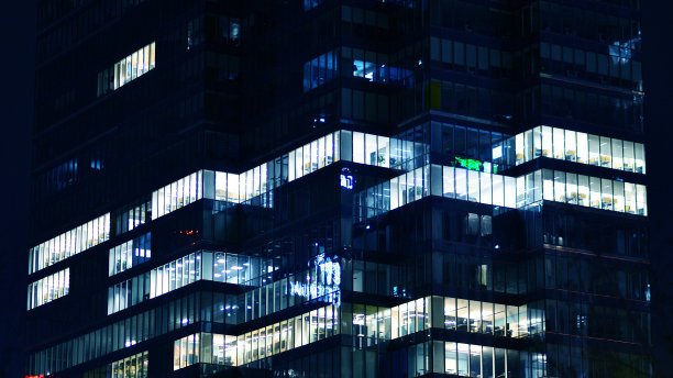 办公楼窗户夜间照明的图案。图片下载