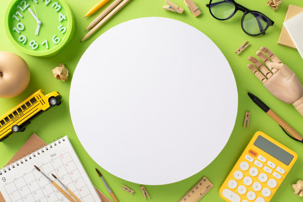解锁教育过程的潜力，这张俯视图突出了孩子的工作场所。日历，眼镜和收集绿色背景的学校用品，圆形框架的文字或广告图片下载