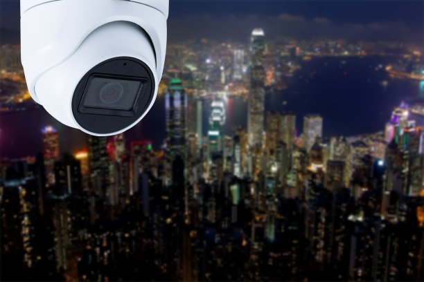 闭路电视监控，安全摄像头。黄昏时的城市背景。图片下载