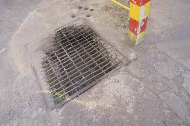 在铺装街区设置金属铁排水孔，减少街道上的雨水量图片下载