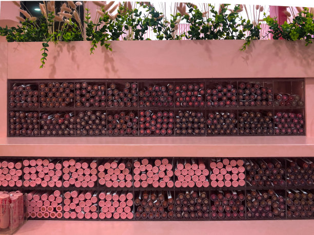 化妆品店陈列的口红图片下载