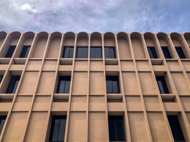 公寓楼外部的低角度视角图片下载