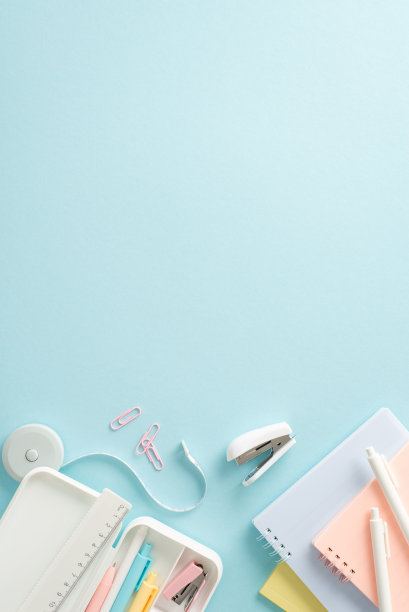燃料您的教育之旅与顶部垂直视图图片显示选择文具用品，记事本和铅笔盒上的蓝色背景。空圈用来放宣传材料图片下载