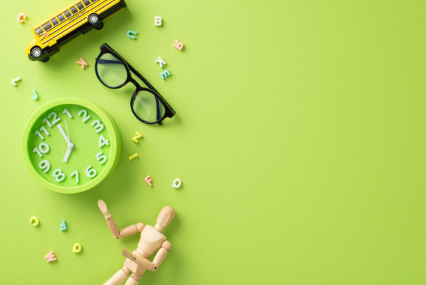 探索有趣的教育之旅，通过这个迷人的自上而下的图像特色眼镜，教室时钟和玩具在孤立的浅绿色背景，提供充足的文字或广告的复制空间图片下载