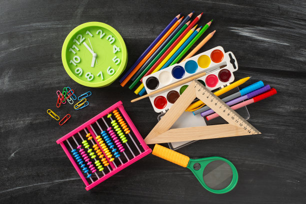 探索幼儿教育的魔力与这个创造性的自上而下的观点:一个迷人的选择儿童学校用品，如算盘，油漆，时钟在黑板上孤立的背景图片下载