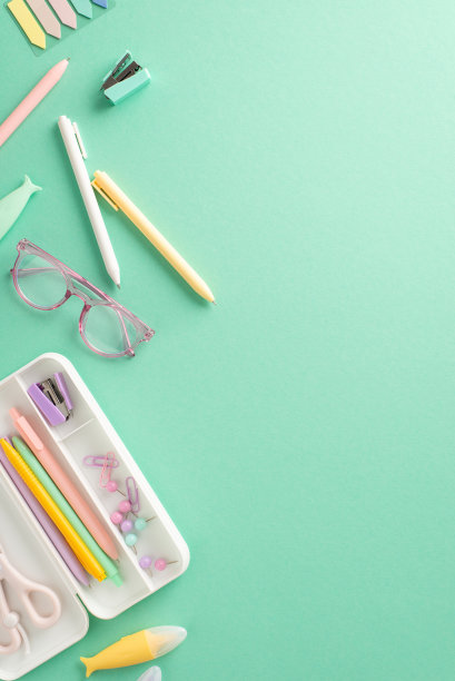 垂直顶视图显示创建充满活力的返校氛围。女孩子的文具、铅笔盒、钢笔、便利贴、夹子、眼镜、订书机被安排在蓝绿色的背景上，诱人的广告图片下载
