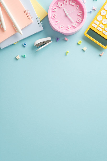 解锁您的全部潜力与文具必需品，计算器和时钟的顶部垂直视图组成的时间管理对蓝色背景与空白空间添加文本或促销图片下载