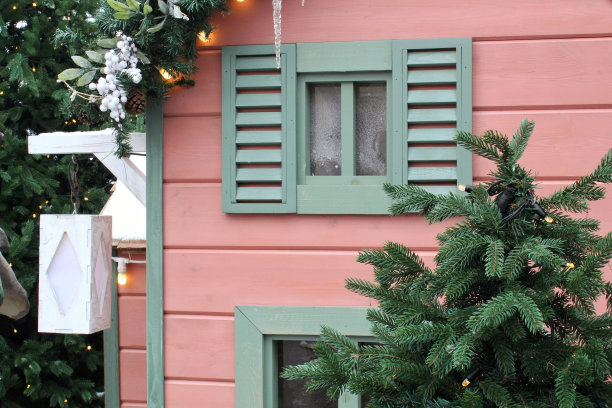 圣诞玄关装饰思路。为节日装饰的房屋入口和窗台。新年冬季前院门面上的节日雪树花环图片下载