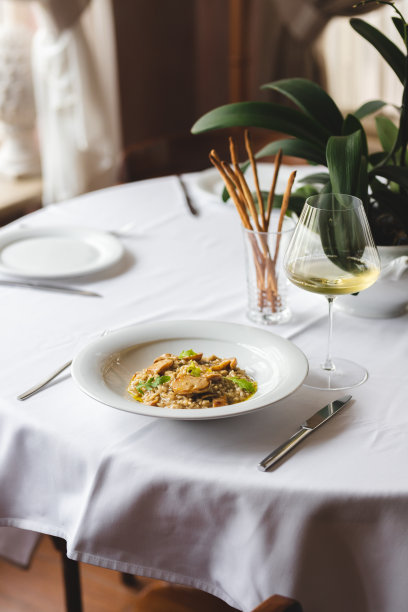 餐厅里时髦的食物供应。服务。服务员图片下载