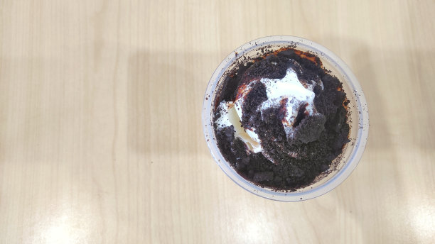 一杯香草冰淇淋加巧克力酱和巧克力饼干碎作为浇头图片下载