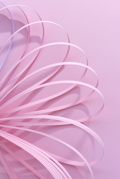 创意抽象粉红色糖果图案动态曲线波浪形纸条节日鲜花生日贺卡模板，芭比风潮彩色背景。运动创意概念图片下载