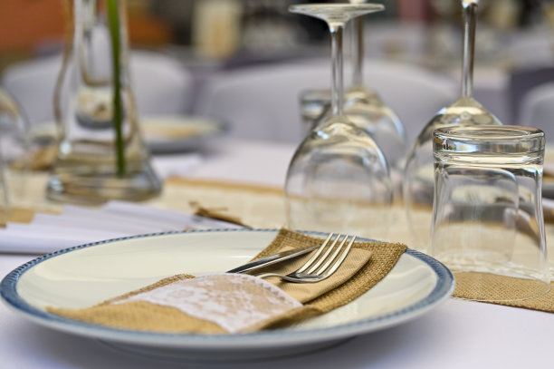 有礼仪服务的桌子图片下载