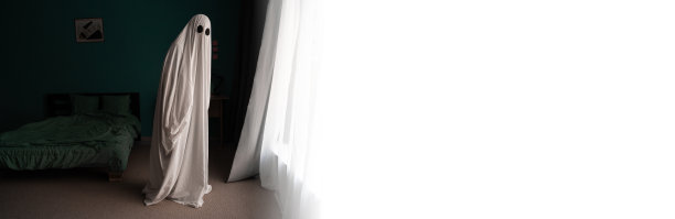 房子房间里的幽灵，万圣节恐怖场景，窗边可怕的幽灵图片下载