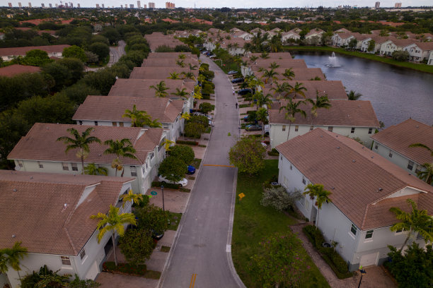 佛罗里达州的社区。迈阿密的豪宅。现代家庭图片下载