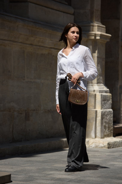 街拍的年轻美丽的女人穿着时尚的经典服装。全身画像。女性时尚理念。图片下载