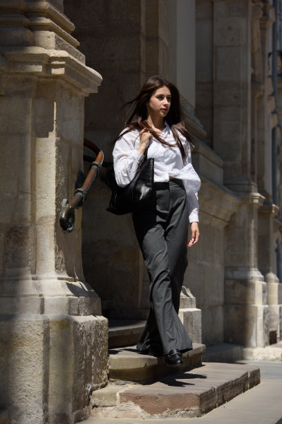 街拍的年轻美丽的女人穿着时尚的经典服装。全身画像。女性时尚理念。图片下载