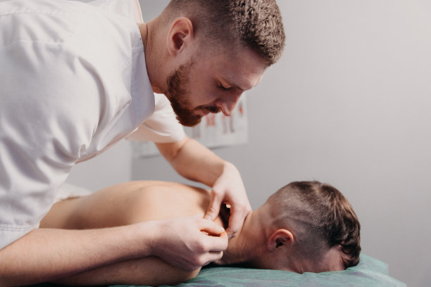 在沙龙接受针灸治疗的年轻人，特写图片下载