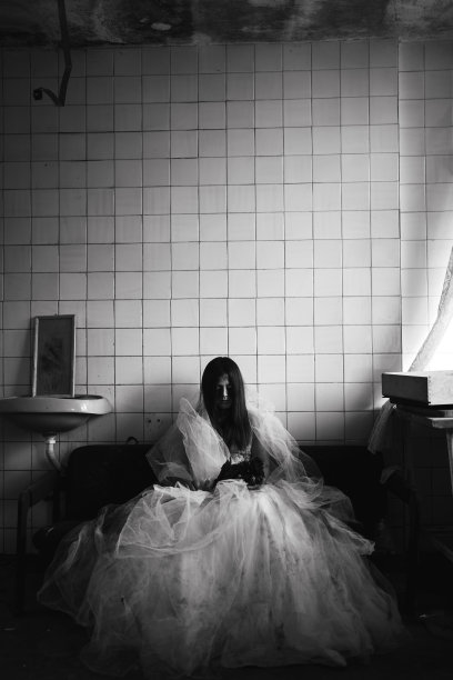 废弃建筑中的新娘图片下载