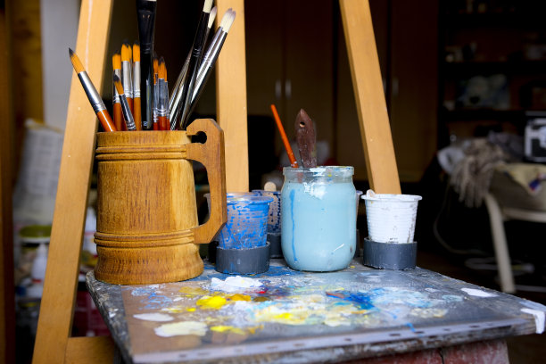 桌子上的玻璃杯里有不同的刷子图片下载