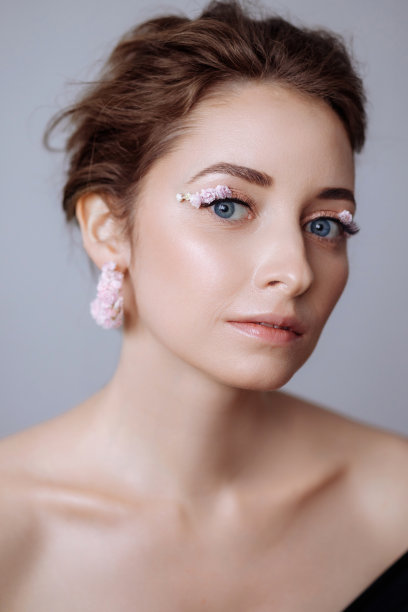 一个美丽的金发女人的肖像，完美的皮肤和创造性的花妆。图片下载