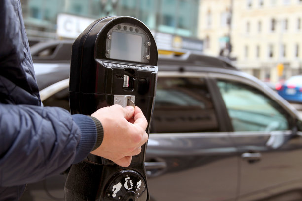 一个人在新开的马路上停车要付硬币图片下载