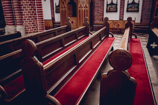 老欧洲天主教堂里一排排的教堂长凳。图片下载
