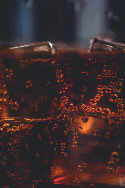 用冰块倒进杯子里的饮料图片下载