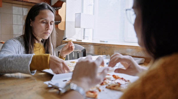 新冠肺炎疫情封锁期间，朋友在家吃外卖午餐。图片下载