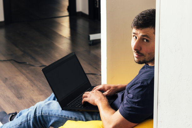 大胡子男子拿着笔记本电脑图片下载