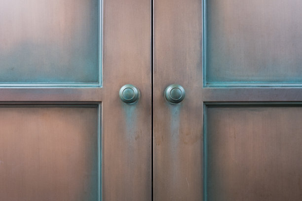 双木门和古老的圆形黄铜旋钮图片下载