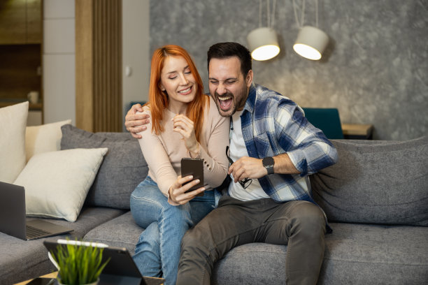 快乐的年轻男女一起使用智能手机图片下载