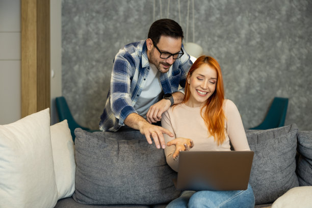 成功的商业夫妇在家庭办公室一起工作图片下载