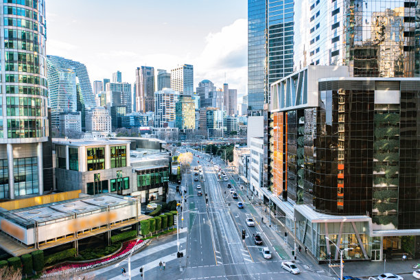 南岸摩天大楼间拥挤的街道图片下载