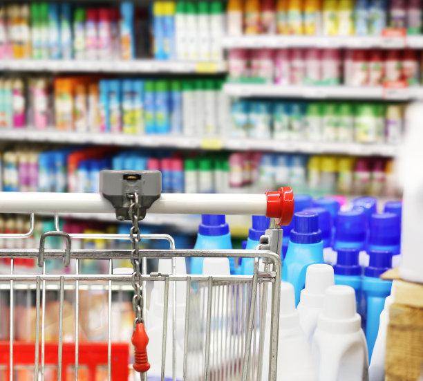 在超市购物。(洗衣粉,洗衣粉,洗发水,肥皂)图片下载