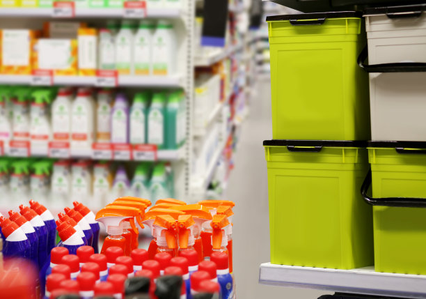 在超市购物。(洗衣粉,洗衣粉,洗发水,肥皂)图片下载