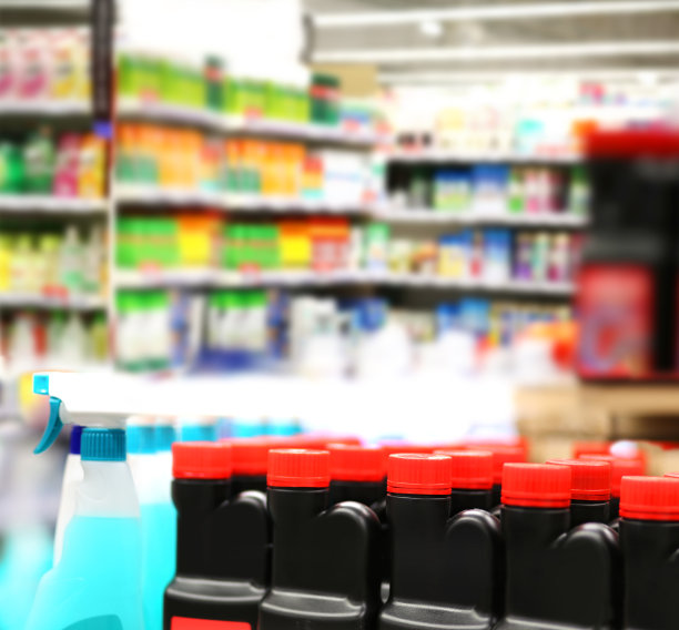 在超市购物。(洗衣粉,洗衣粉,洗发水,肥皂)图片下载