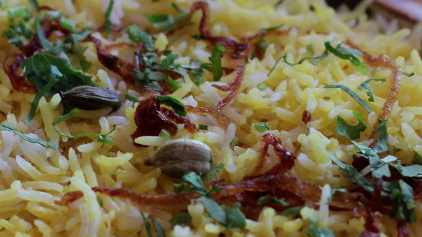 长粒印度香米配青豆、蘑菇和印度奶酪。图片下载