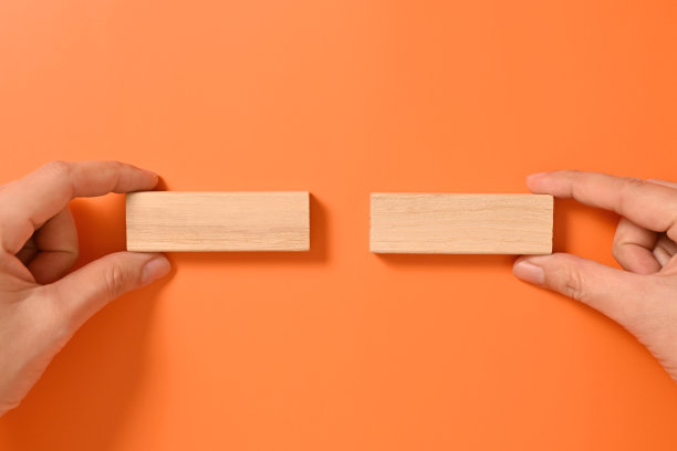 手与木制立方体模拟抽象背景，复制空间，木块与文本或符号的复制空间，背景与复制空间图片下载