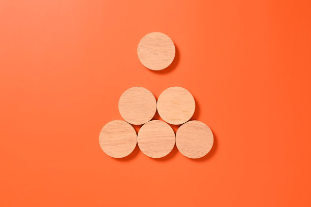 木制圆立方体在抽象背景上模拟商业概念，业务流程，复制空间，木块与文本或符号的复制空间，背景与复制空间图片下载