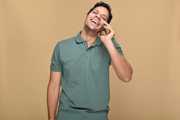 年轻人用智能手机聊天的照片图片下载