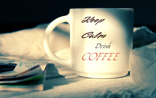 保持冷静喝咖啡的短信。白色杯和杂志，局部模糊。光线和阴影。复古的效果图片下载