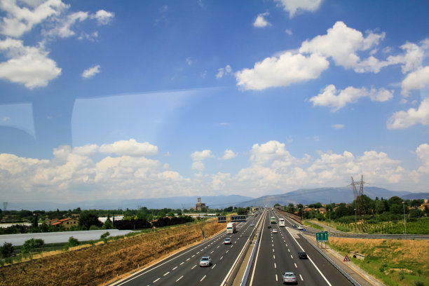 透过车窗看到意大利乡村的景色。图片下载