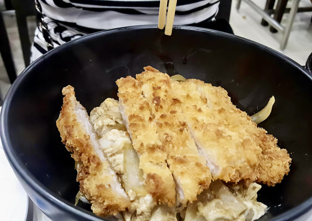 照片里有一碗食物，里面有筷子，还有一碗食物，里面有一块鸡肉。图片下载