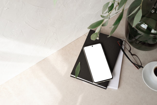 手机配空屏模型，笔记本，眼镜，花瓶配枝叶，空中性米色背景配审美阳光阴影，极简商业品牌，社交媒体博客模板图片下载