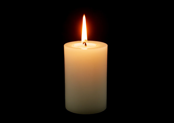 白色的蜡烛孤立在黑色的背景上。图片下载