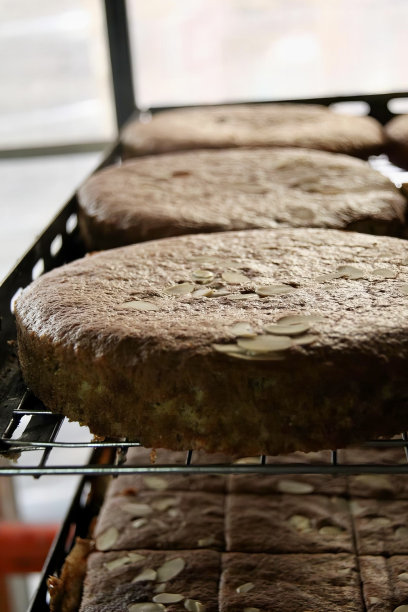 柜台上一架烘焙食品的照片，面包店的架子上有几个蛋糕。图片下载